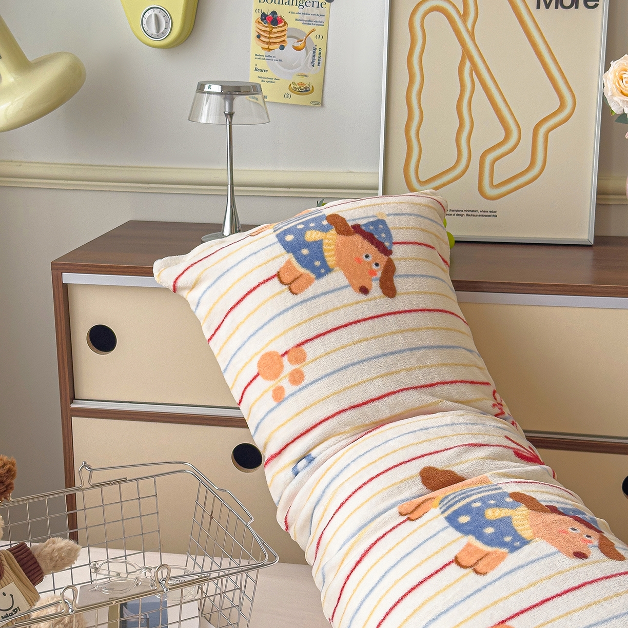 91家纺网 家纺一手货源 找家纺 圣比熊 2025新款高克重牛奶绒枕加芯牛奶绒长条枕套夹腿抱枕 萌犬派对