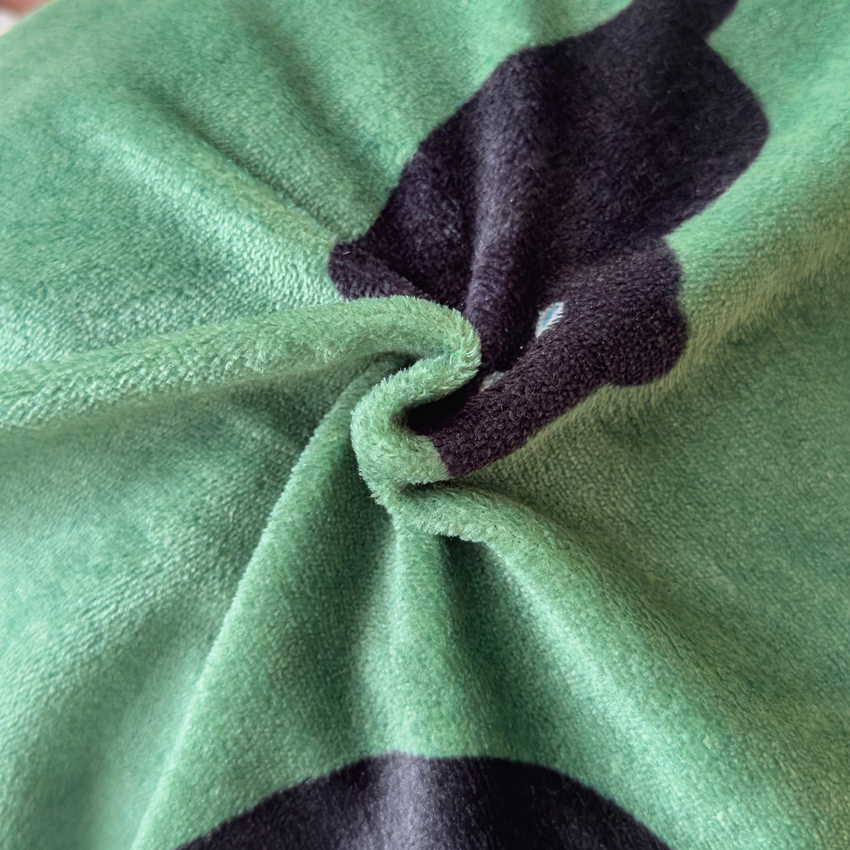 91家纺网 家纺一手货源 找家纺 圣比熊 2025新款高克重牛奶绒枕加芯牛奶绒长条枕套夹腿抱枕 墨绿喵星