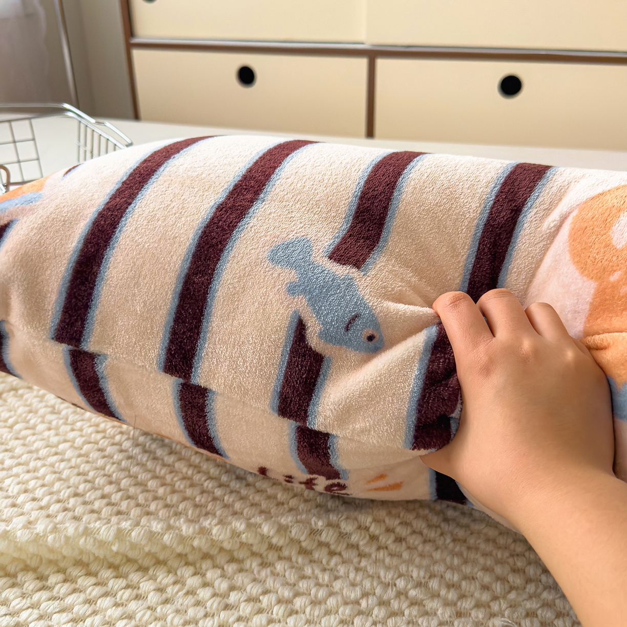 91家纺网 家纺一手货源 找家纺 圣比熊 2025新款高克重牛奶绒枕加芯牛奶绒长条枕套夹腿抱枕 卡多啦