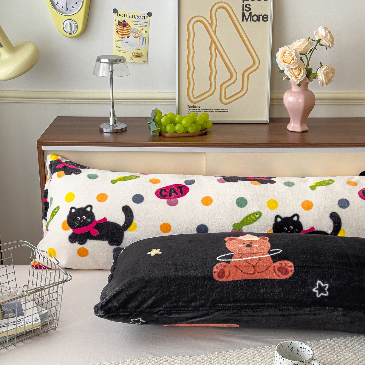 91家纺网 家纺一手货源 找家纺 圣比熊 2025新款高克重牛奶绒枕加芯牛奶绒长条枕套夹腿抱枕 小熊星梦