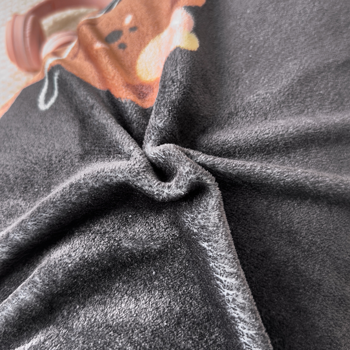 91家纺网 家纺一手货源 找家纺 圣比熊 2025新款高克重牛奶绒枕加芯牛奶绒长条枕套夹腿抱枕 小熊星梦