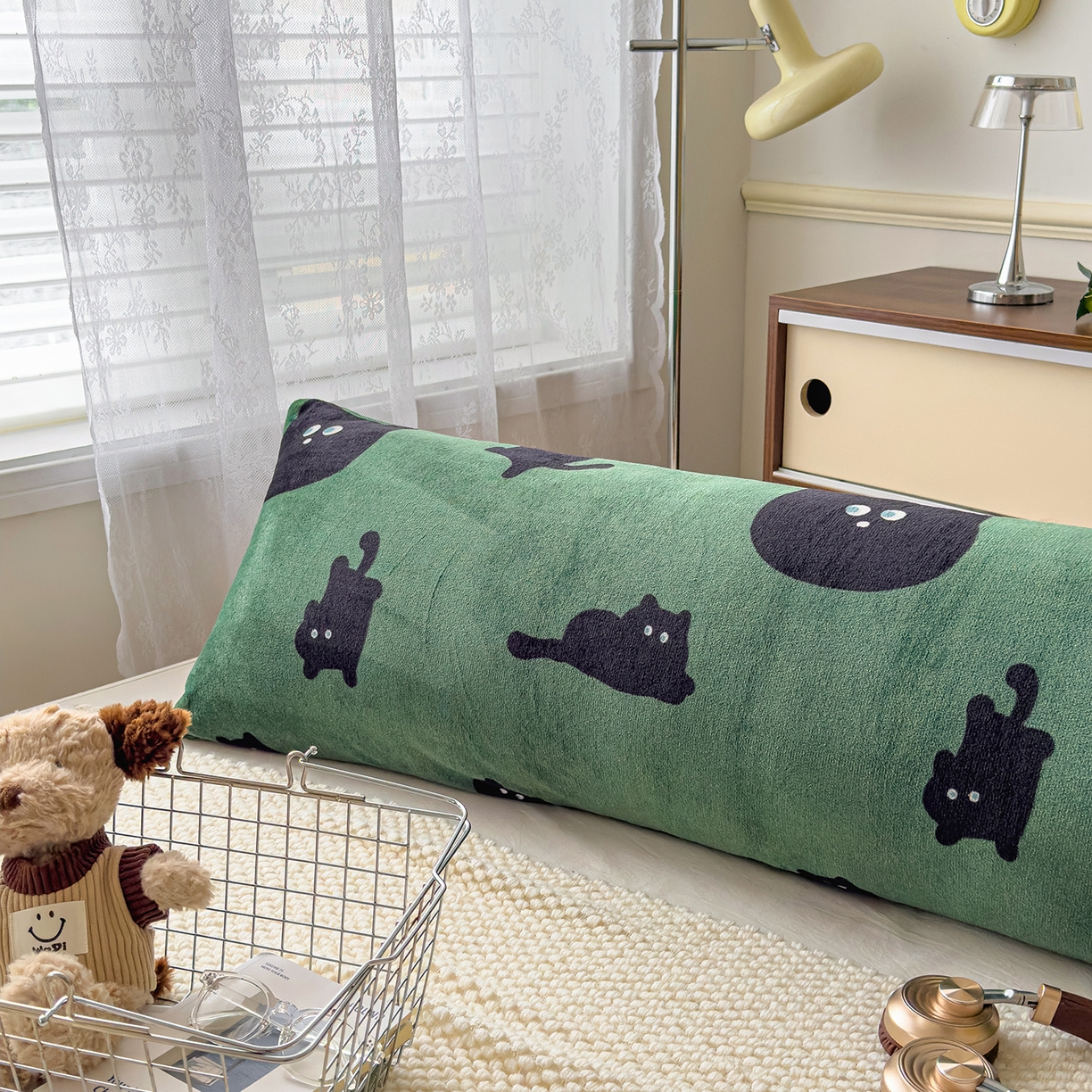 91家纺网 家纺一手货源 找家纺 圣比熊 2025新款高克重牛奶绒枕加芯牛奶绒长条枕套夹腿抱枕 墨绿喵星