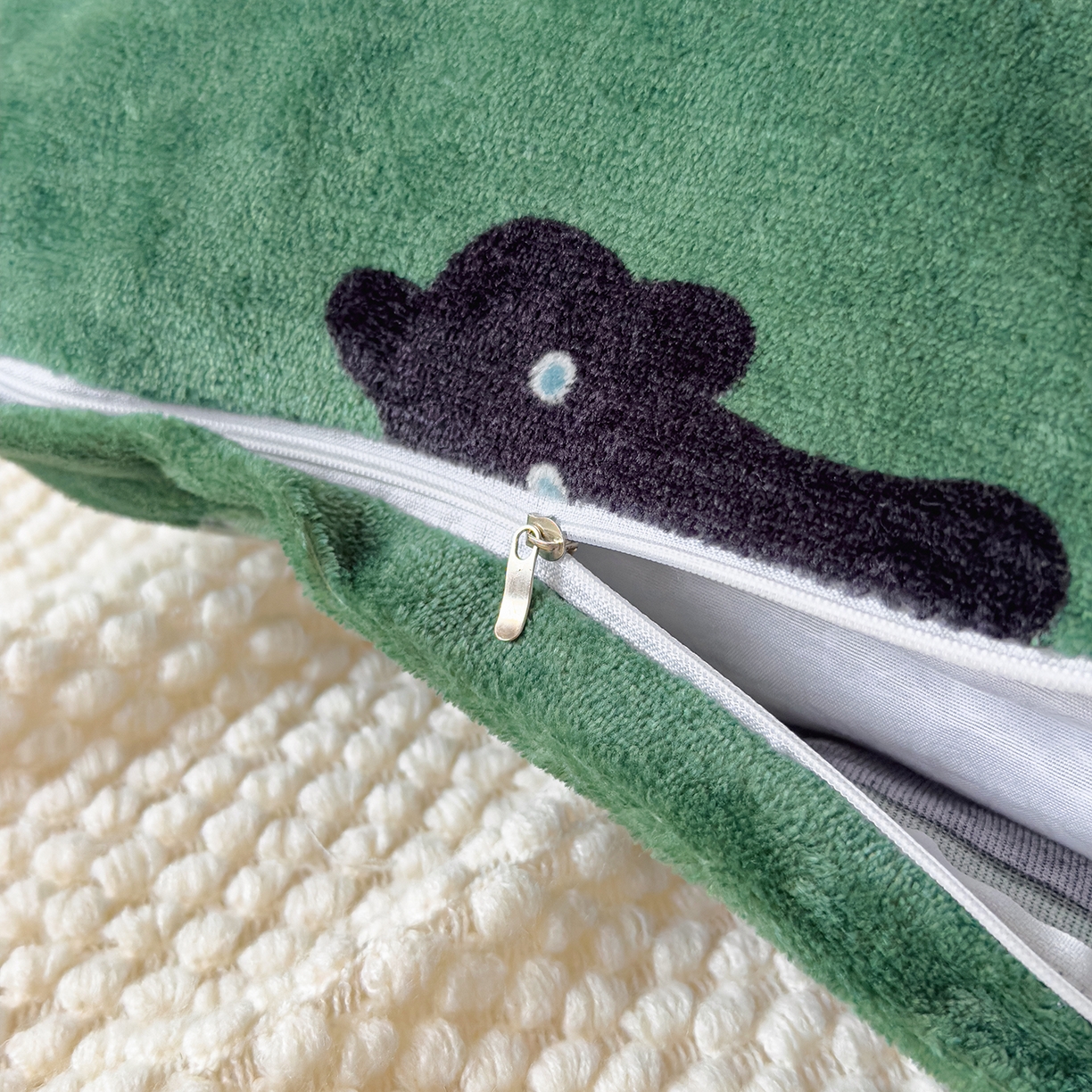 91家纺网 家纺一手货源 找家纺 圣比熊 2025新款高克重牛奶绒枕加芯牛奶绒长条枕套夹腿抱枕 墨绿喵星