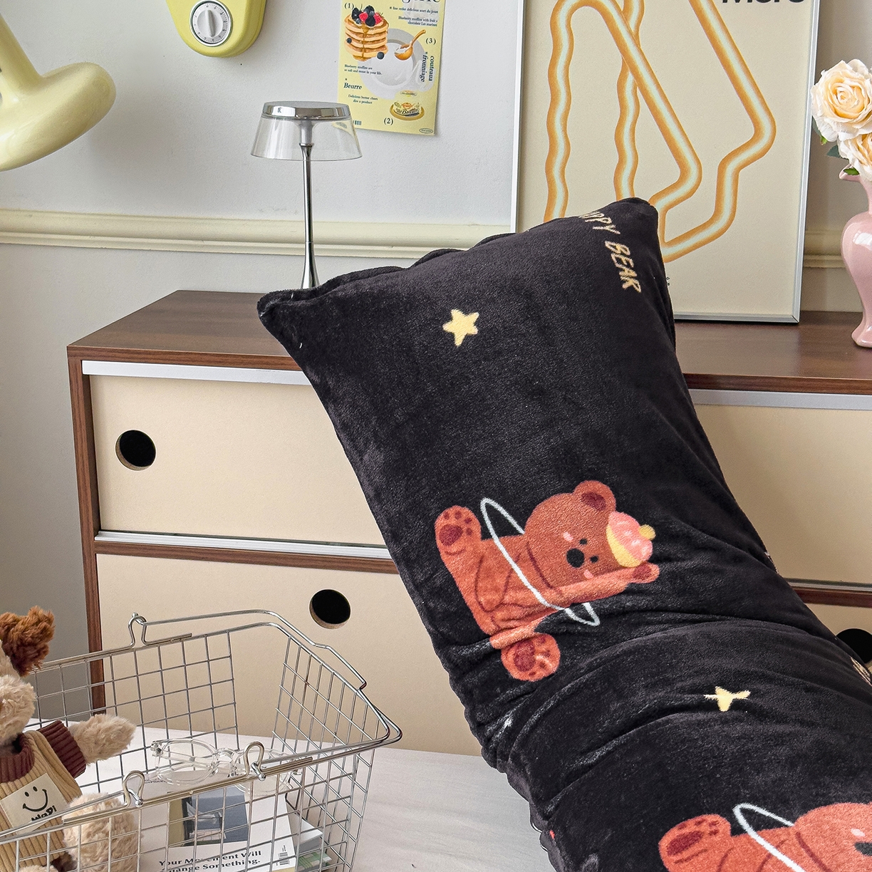 91家纺网 家纺一手货源 找家纺 圣比熊 2025新款高克重牛奶绒枕加芯牛奶绒长条枕套夹腿抱枕 小熊星梦