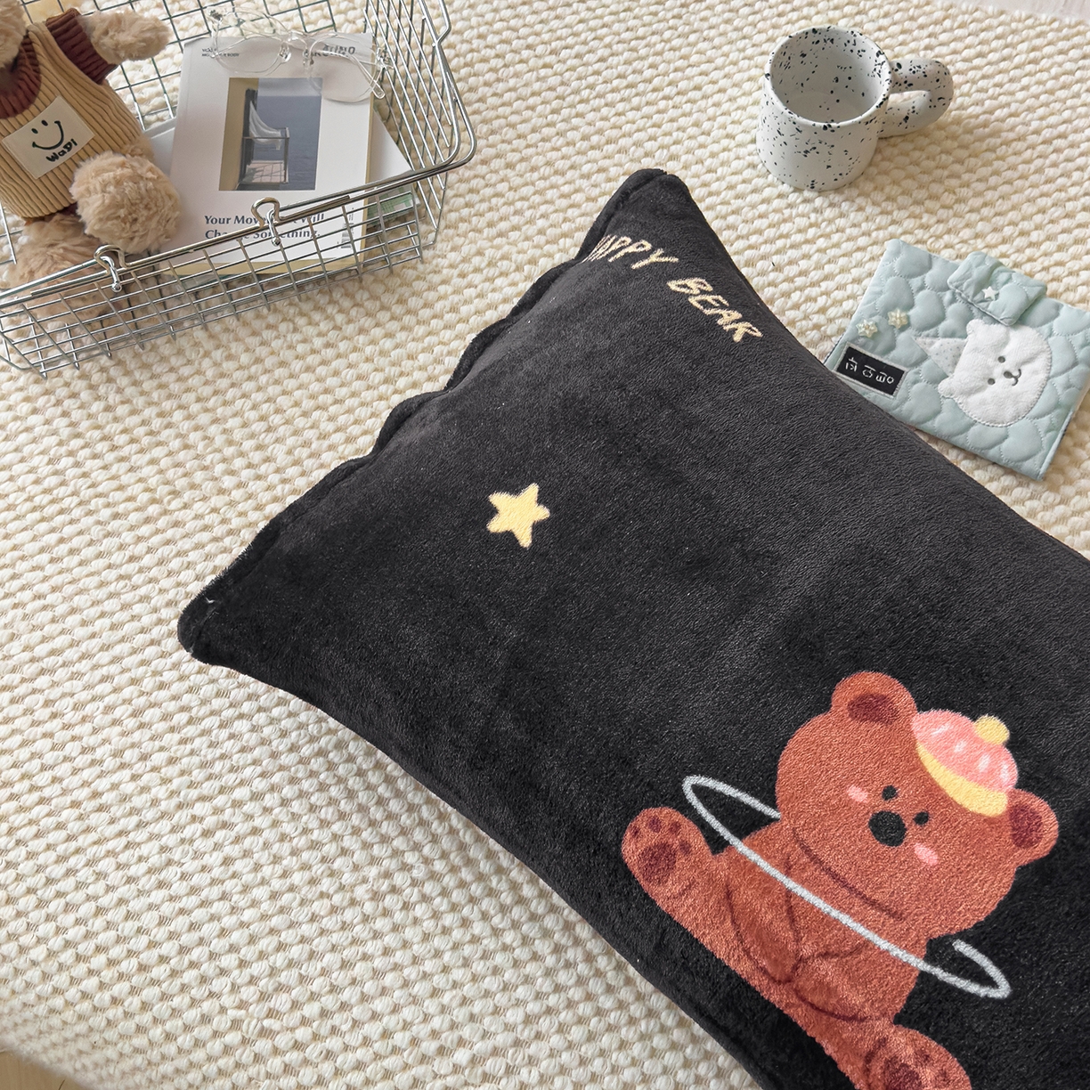 91家纺网 家纺一手货源 找家纺 圣比熊 2025新款高克重牛奶绒枕加芯牛奶绒长条枕套夹腿抱枕 小熊星梦