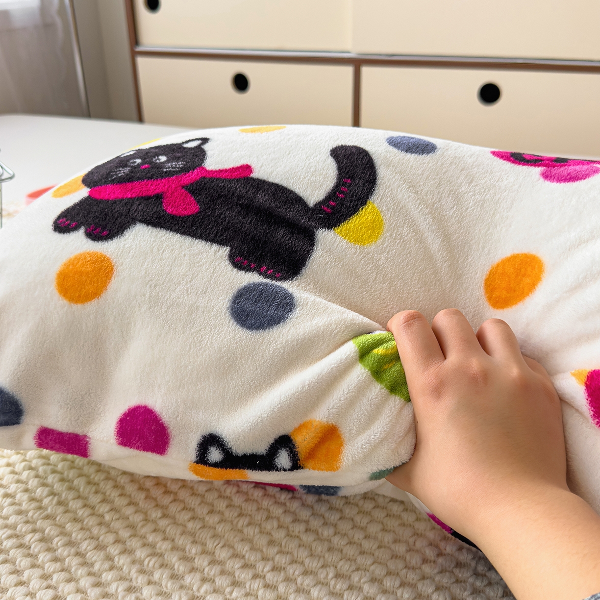 91家纺网 家纺一手货源 找家纺 圣比熊 2025新款高克重牛奶绒枕加芯牛奶绒长条枕套夹腿抱枕 波点黑猫