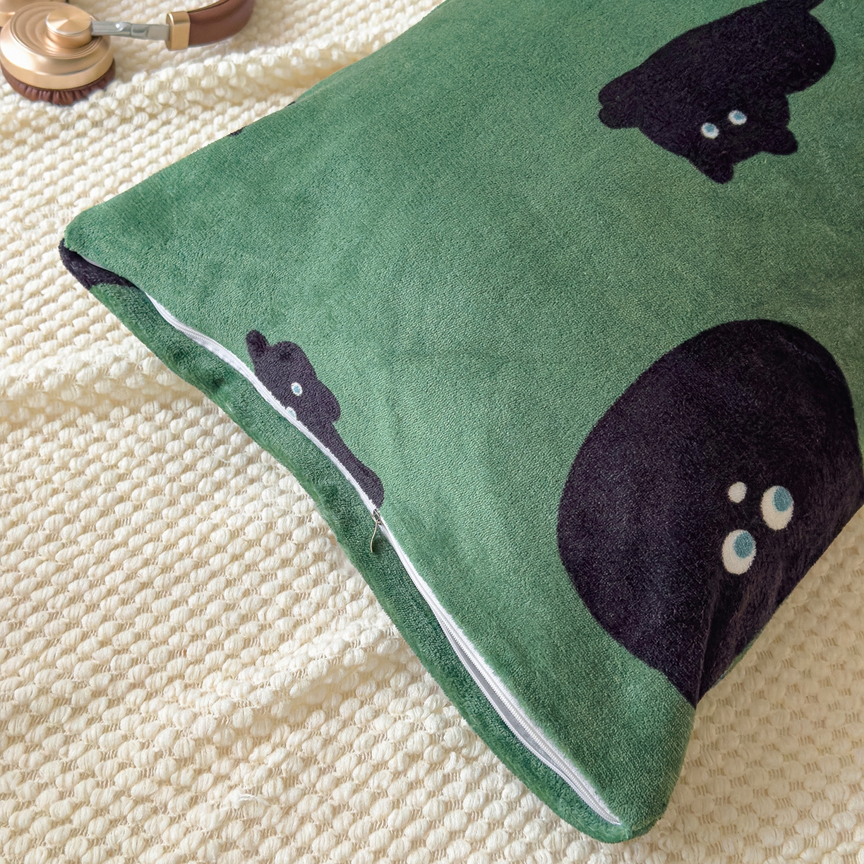 91家纺网 家纺一手货源 找家纺 圣比熊 2025新款高克重牛奶绒枕加芯牛奶绒长条枕套夹腿抱枕 墨绿喵星