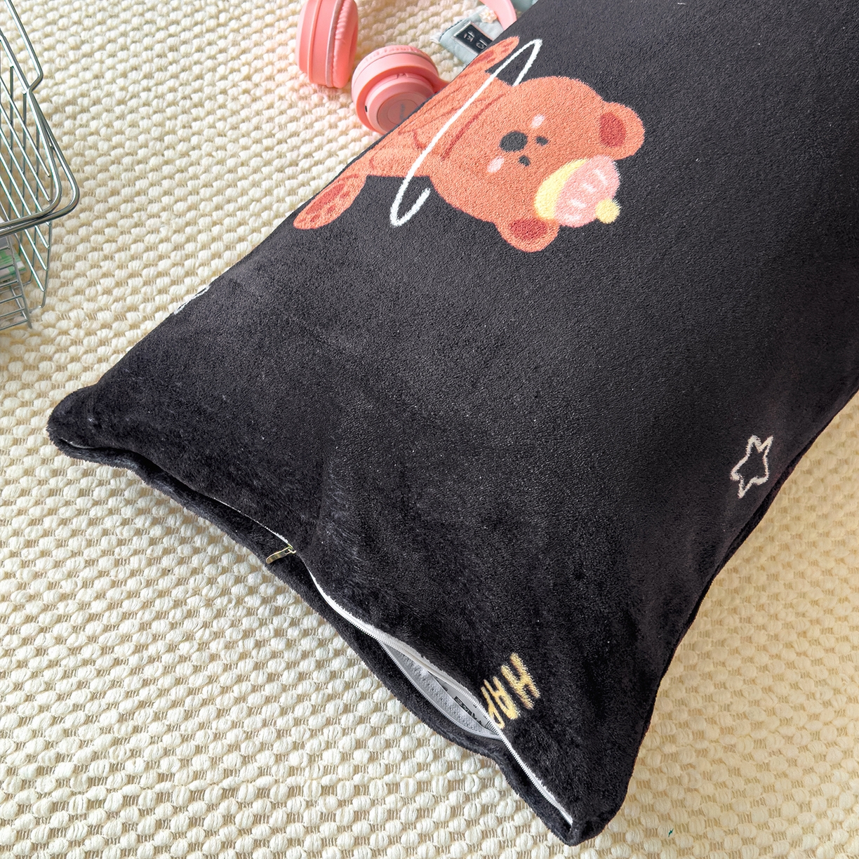 91家纺网 家纺一手货源 找家纺 圣比熊 2025新款高克重牛奶绒枕加芯牛奶绒长条枕套夹腿抱枕 小熊星梦