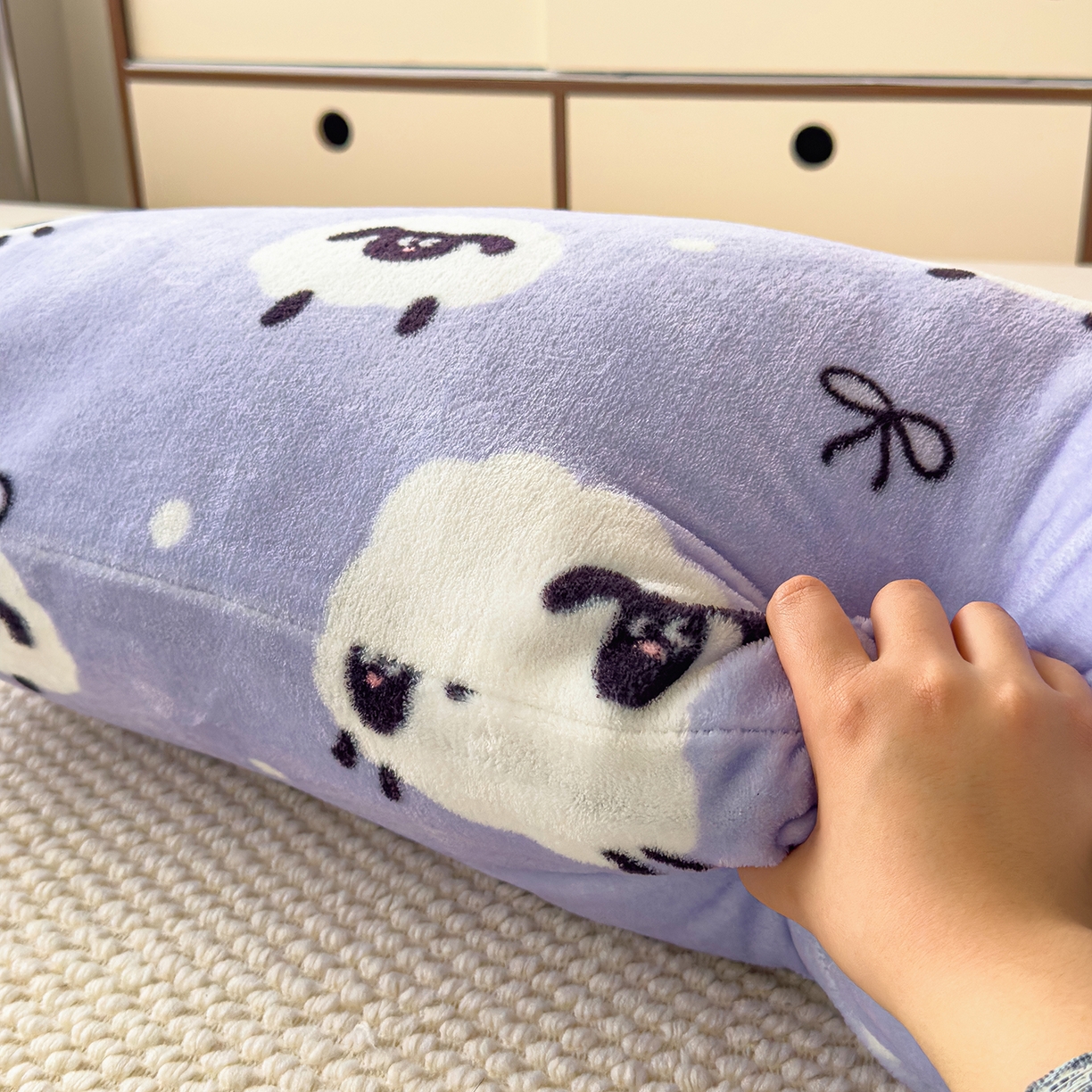 91家纺网 家纺一手货源 找家纺 圣比熊 2025新款高克重牛奶绒枕加芯牛奶绒长条枕套夹腿抱枕 绵阳牧场