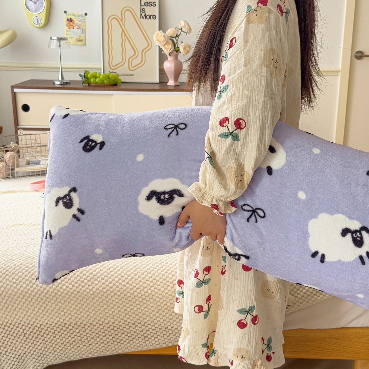 91家纺网 家纺一手货源 找家纺 圣比熊 2025新款高克重牛奶绒枕加芯牛奶绒长条枕套夹腿抱枕 绵阳牧场