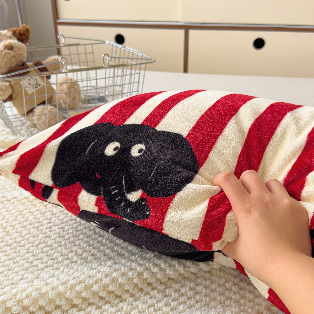 91家纺网 家纺一手货源 找家纺 圣比熊 2025新款高克重牛奶绒枕加芯牛奶绒长条枕套夹腿抱枕 大象乐园