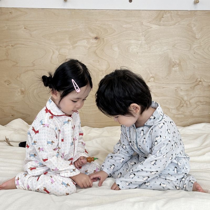 91家纺网 家纺一手货源 找家纺 妍景家居生活馆 2025新款儿童卡通翻领套装 红衣小狗+胖企鹅