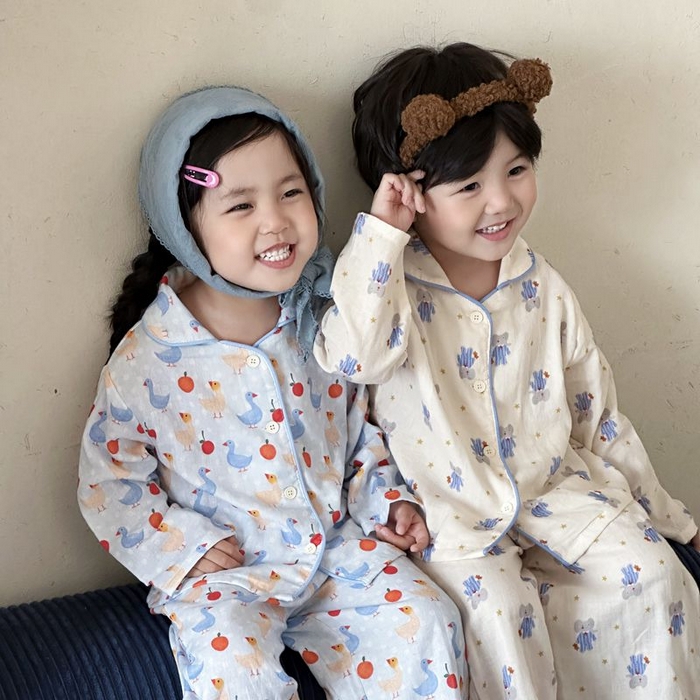 91家纺网 家纺一手货源 找家纺 妍景家居生活馆 2025新款儿童卡通翻领套装 蓝衣大象+苹果鹅