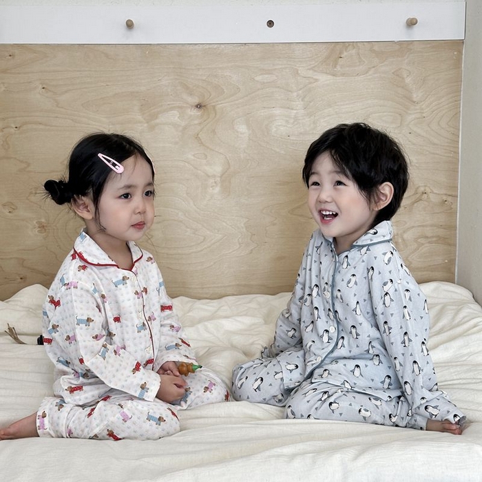 91家纺网 家纺一手货源 找家纺 妍景家居生活馆 2025新款儿童卡通翻领套装 红衣小狗+胖企鹅