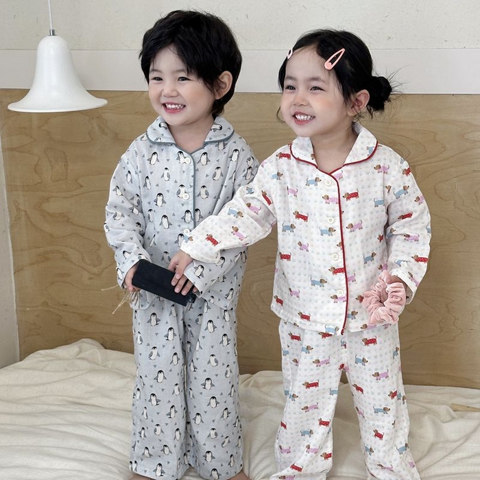 91家纺网 家纺一手货源 找家纺 妍景家居生活馆 2025新款儿童卡通翻领套装 红衣小狗+胖企鹅