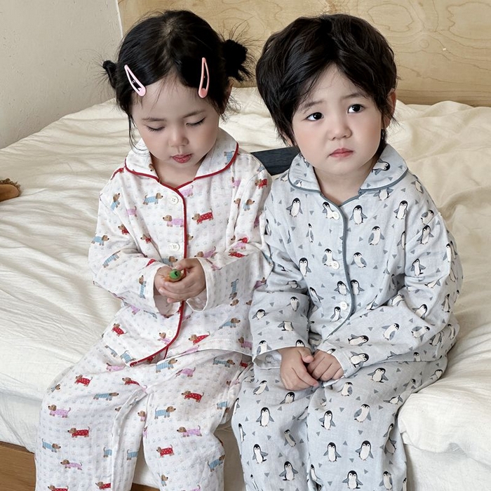 91家纺网 家纺一手货源 找家纺 妍景家居生活馆 2025新款儿童卡通翻领套装 红衣小狗+胖企鹅