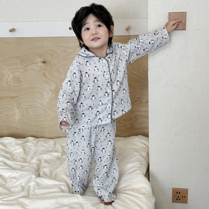 91家纺网 家纺一手货源 找家纺 妍景家居生活馆 2025新款儿童卡通翻领套装 红衣小狗+胖企鹅