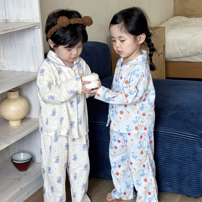 91家纺网 家纺一手货源 找家纺 妍景家居生活馆 2025新款儿童卡通翻领套装 蓝衣大象+苹果鹅