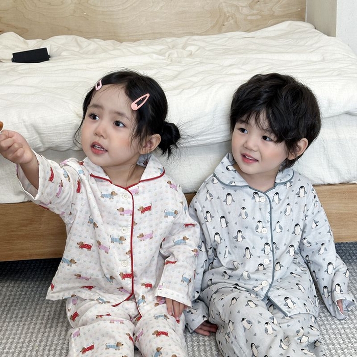 91家纺网 家纺一手货源 找家纺 妍景家居生活馆 2025新款儿童卡通翻领套装 红衣小狗+胖企鹅