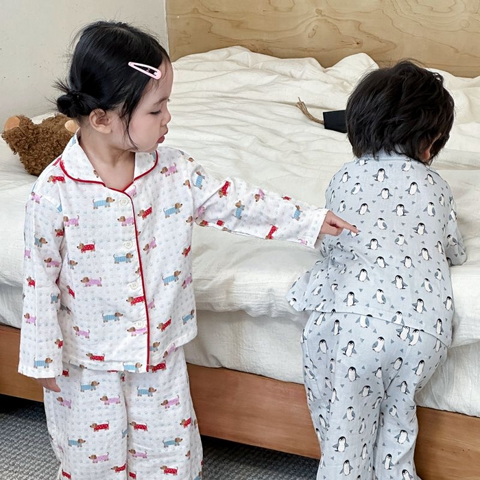 91家纺网 家纺一手货源 找家纺 妍景家居生活馆 2025新款儿童卡通翻领套装 红衣小狗+胖企鹅