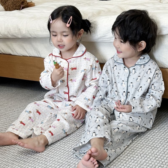 91家纺网 家纺一手货源 找家纺 妍景家居生活馆 2025新款儿童卡通翻领套装 红衣小狗+胖企鹅