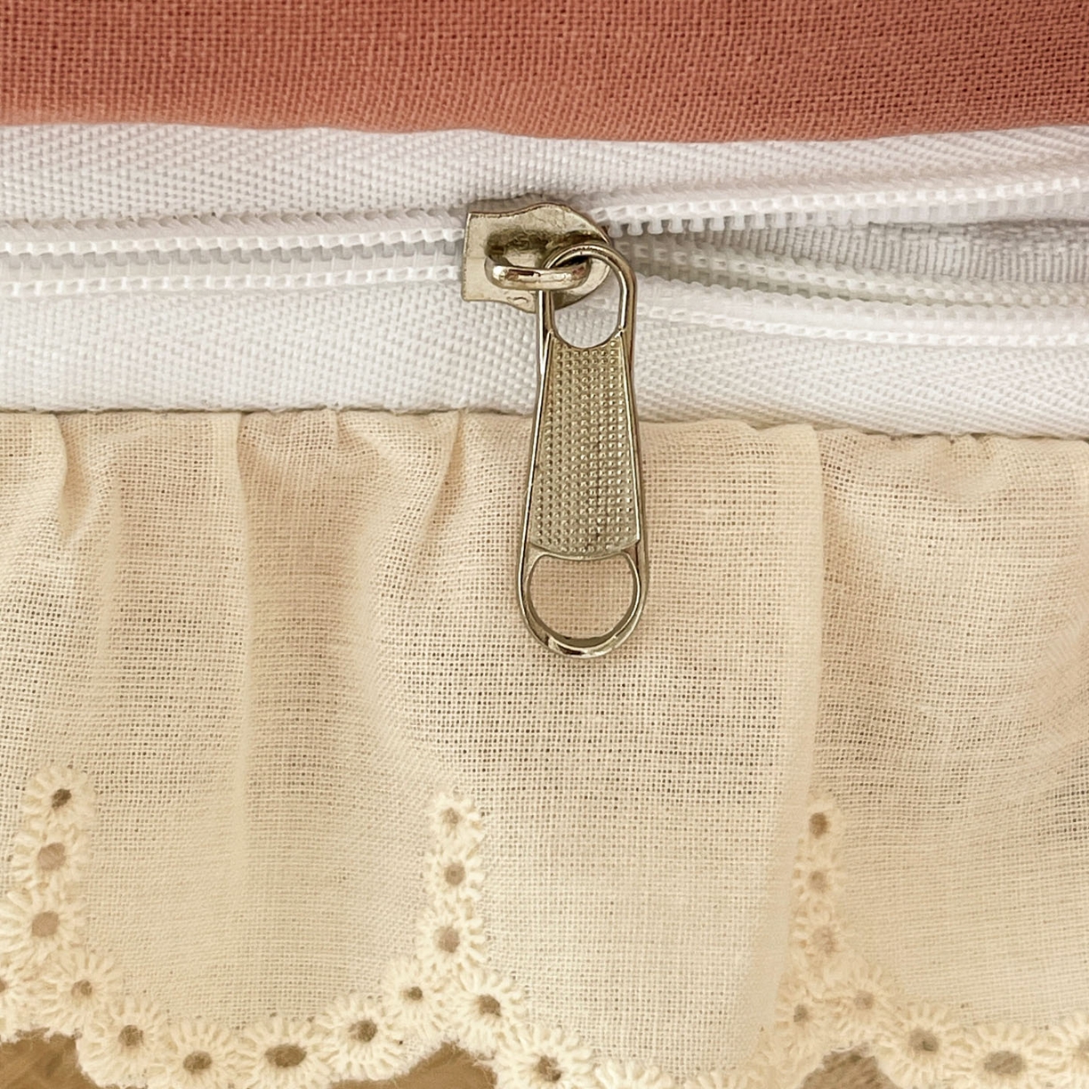 91家纺网 家纺一手货源 找家纺 亦帆枕芯 2025新款棉麻法式花边枕荞枕芯加枕套荞麦款丝绒款可选40x60cm 一米阳光-粉色碎花