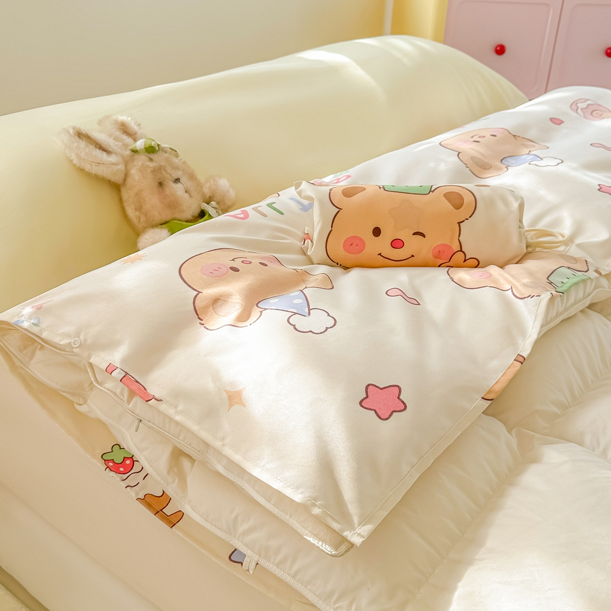 91家纺网 家纺一手货源 找家纺 柒星睡袋 2025新款新升级mini收纳袋印花系列隔脏睡袋 黄油小熊