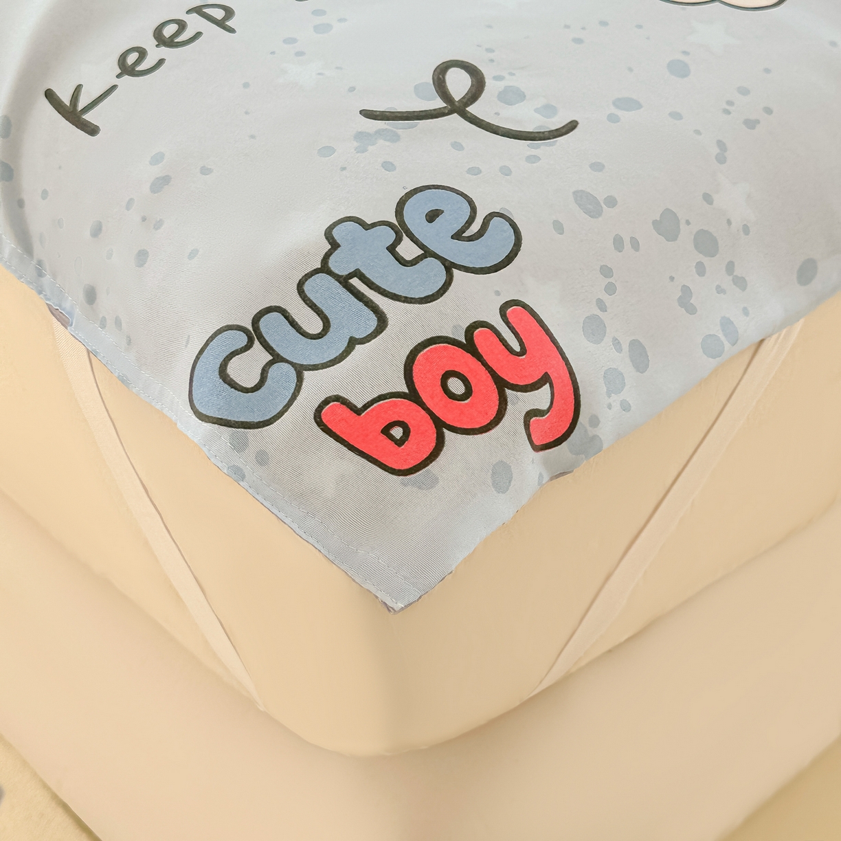 91家纺网 家纺一手货源 找家纺 柒星睡袋 2025新款新升级mini收纳袋印花系列隔脏睡袋 小小侦探