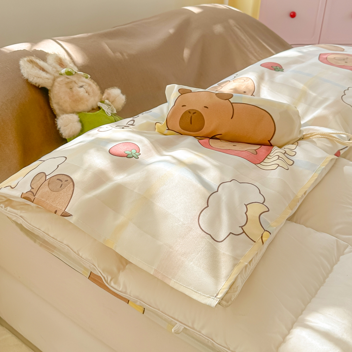 91家纺网 家纺一手货源 找家纺 柒星睡袋 2025新款新升级mini收纳袋印花系列隔脏睡袋 卡比巴拉