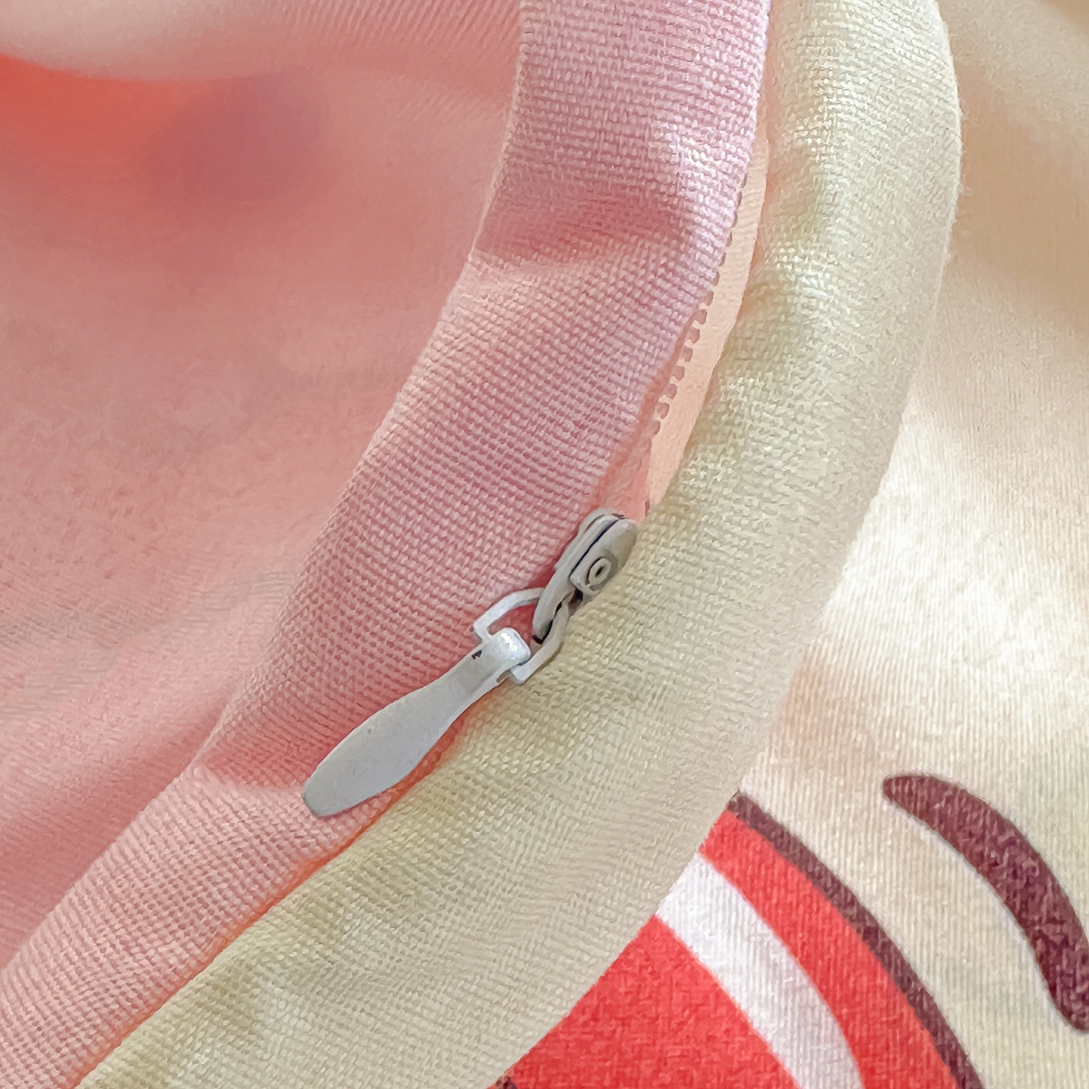 91家纺网 家纺一手货源 找家纺 柒星睡袋 2025新款新升级mini收纳袋印花系列隔脏睡袋 小苹果