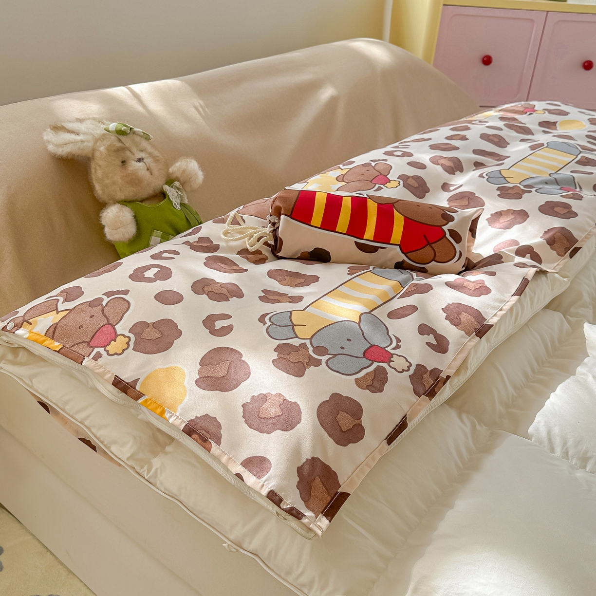 91家纺网 家纺一手货源 找家纺 柒星睡袋 2025新款新升级mini收纳袋印花系列隔脏睡袋 豹纹腊肠