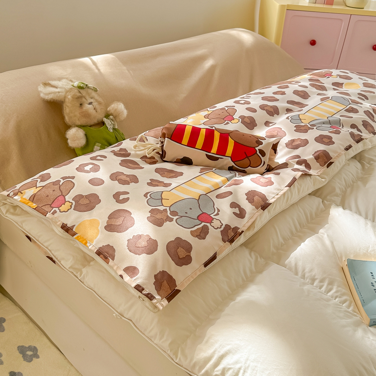 91家纺网 家纺一手货源 找家纺 柒星睡袋 2025新款新升级mini收纳袋印花系列隔脏睡袋 豹纹腊肠