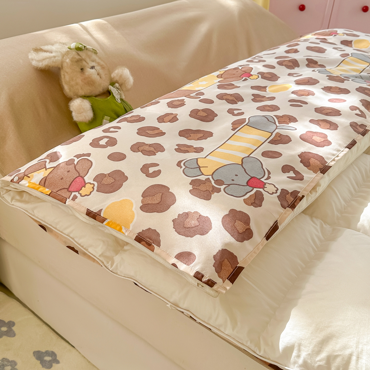 91家纺网 家纺一手货源 找家纺 柒星睡袋 2025新款新升级mini收纳袋印花系列隔脏睡袋 豹纹腊肠