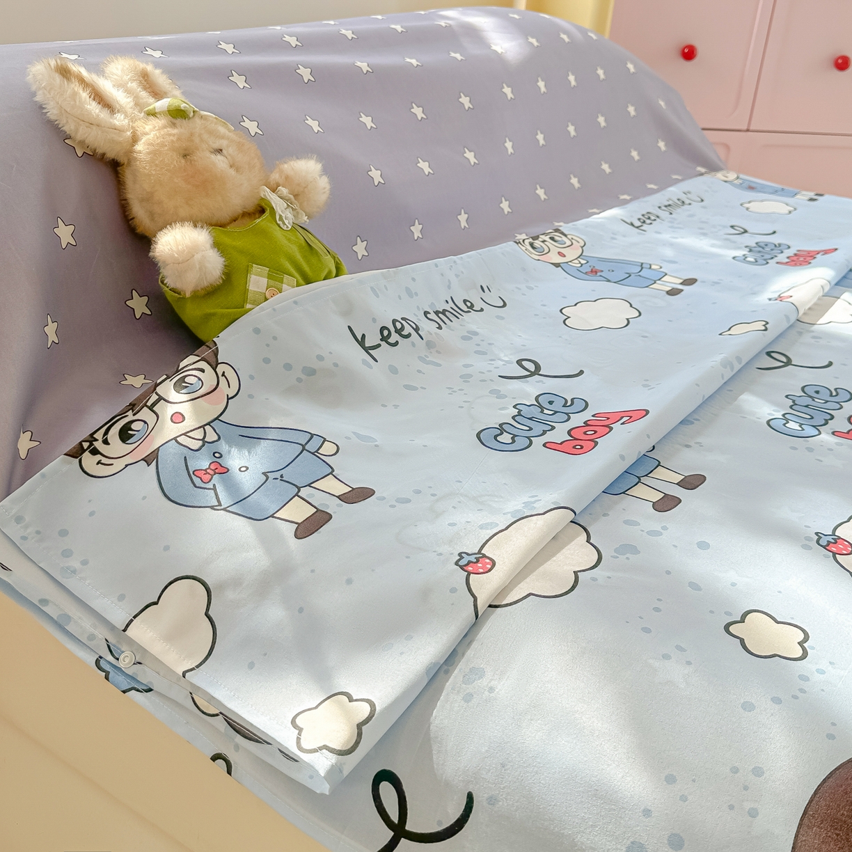 91家纺网 家纺一手货源 找家纺 柒星睡袋 2025新款新升级mini收纳袋印花系列隔脏睡袋 小小侦探