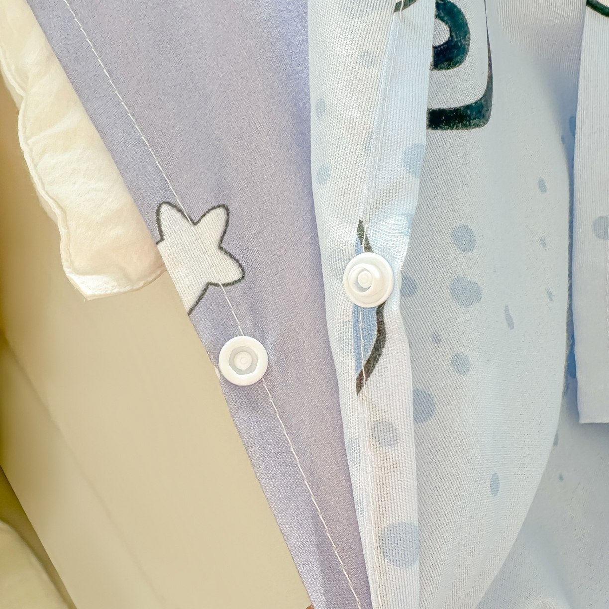 91家纺网 家纺一手货源 找家纺 柒星睡袋 2025新款新升级mini收纳袋印花系列隔脏睡袋 小小侦探