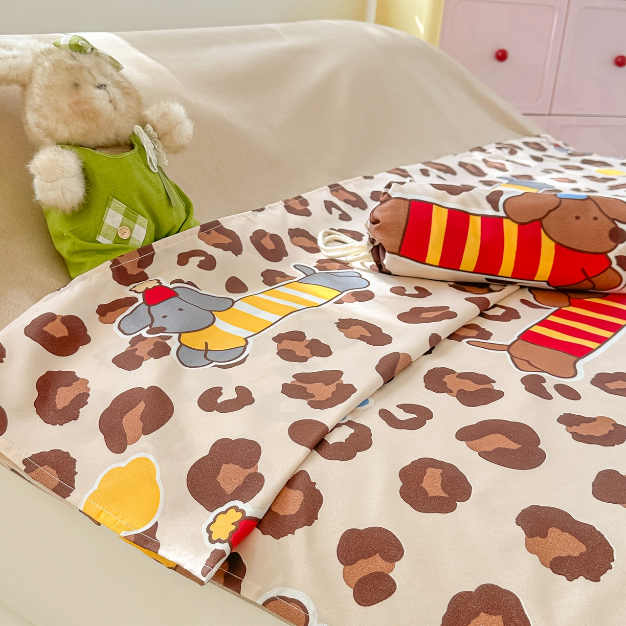 91家纺网 家纺一手货源 找家纺 柒星睡袋 2025新款新升级mini收纳袋印花系列隔脏睡袋 豹纹腊肠