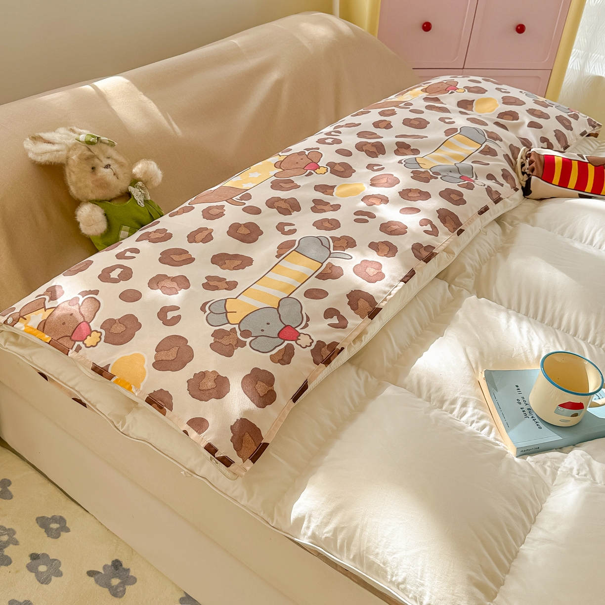 91家纺网 家纺一手货源 找家纺 柒星睡袋 2025新款新升级mini收纳袋印花系列隔脏睡袋 豹纹腊肠