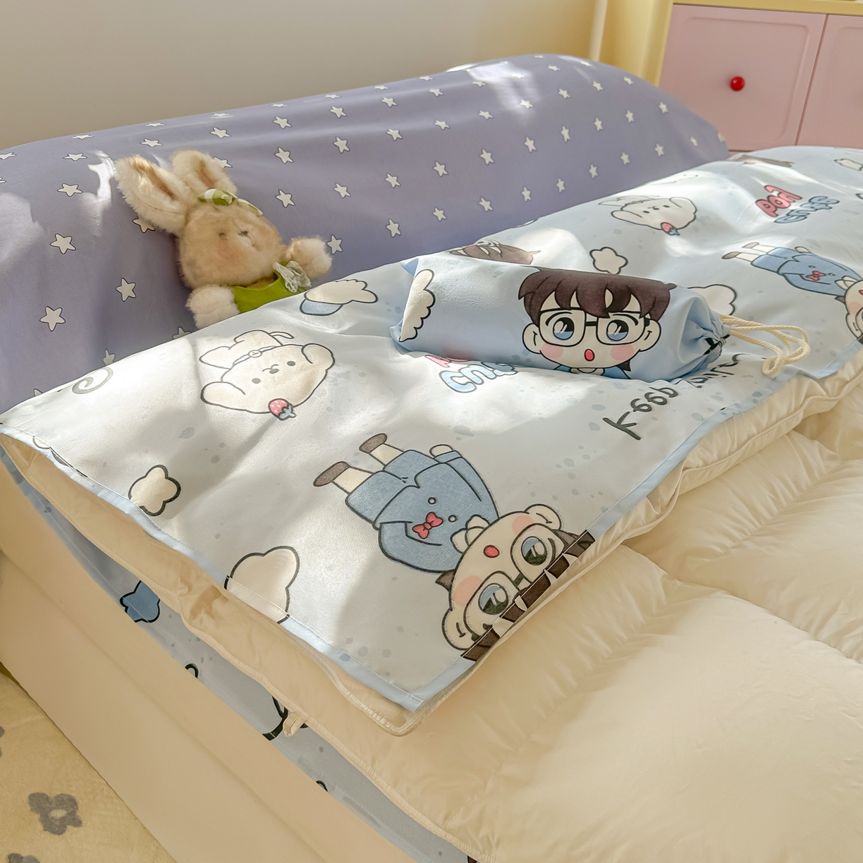 91家纺网 家纺一手货源 找家纺 柒星睡袋 2025新款新升级mini收纳袋印花系列隔脏睡袋 小小侦探