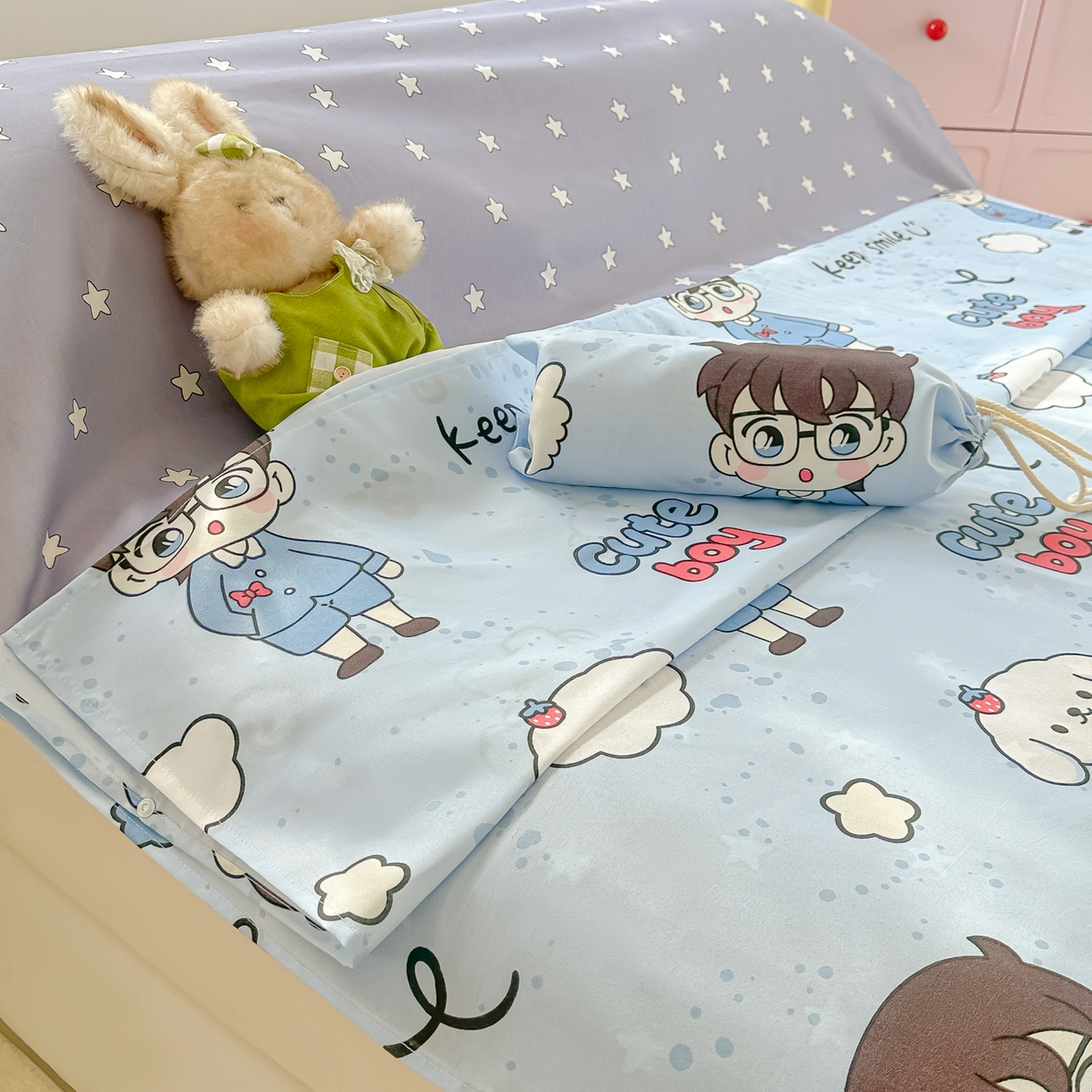 91家纺网 家纺一手货源 找家纺 柒星睡袋 2025新款新升级mini收纳袋印花系列隔脏睡袋 小小侦探