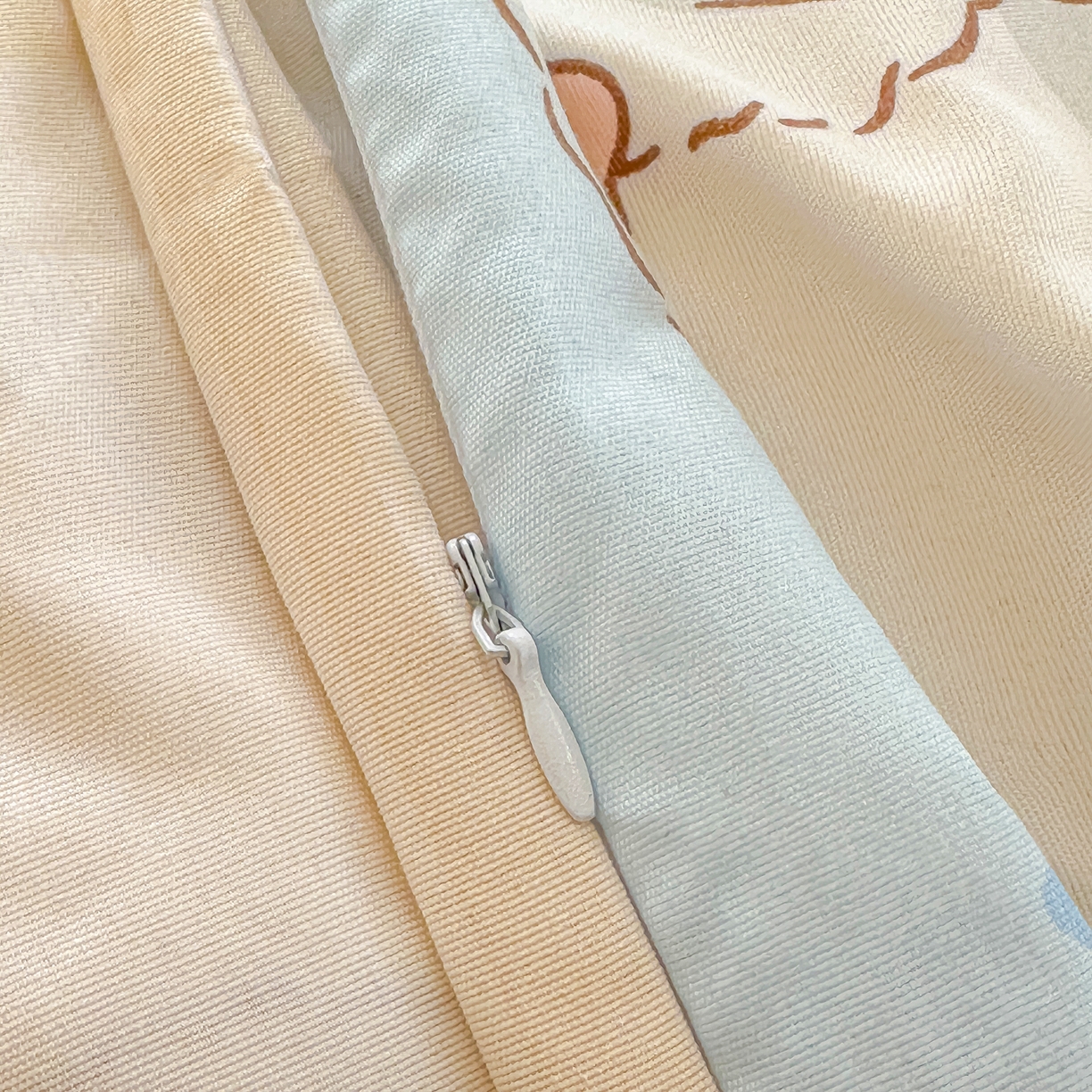 91家纺网 家纺一手货源 找家纺 柒星睡袋 2025新款新升级mini收纳袋印花系列隔脏睡袋 萌宠乐园