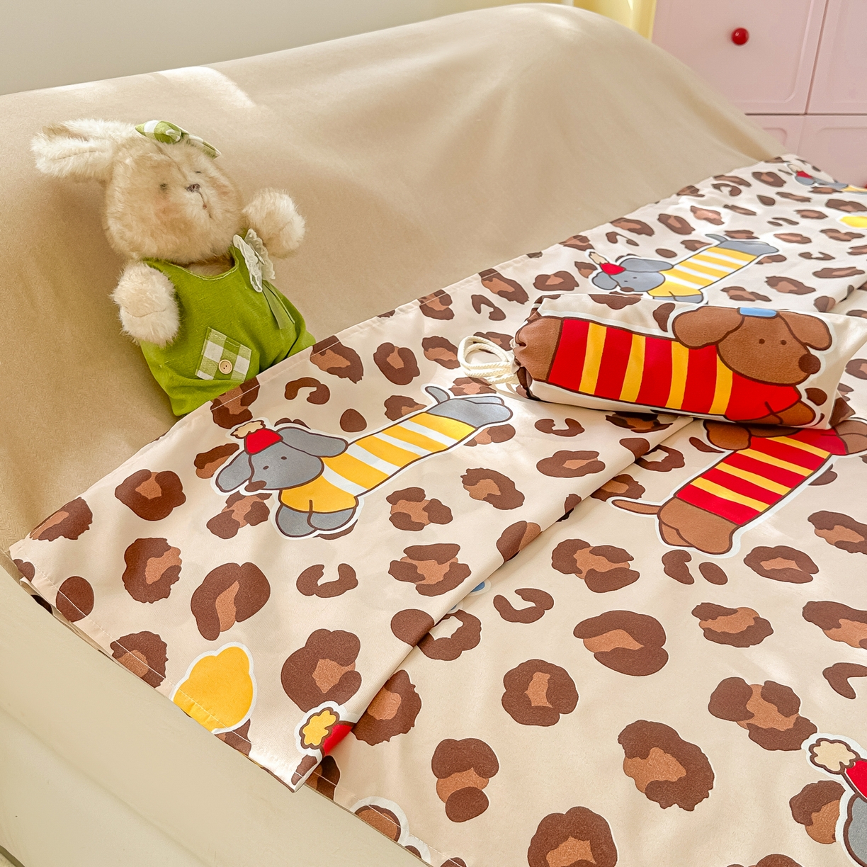 91家纺网 家纺一手货源 找家纺 柒星睡袋 2025新款新升级mini收纳袋印花系列隔脏睡袋 豹纹腊肠