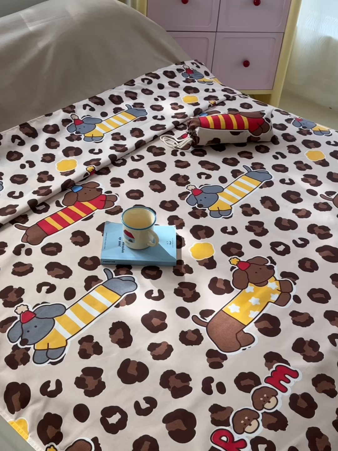 91家纺网 家纺一手货源 找家纺 柒星睡袋 2025新款新升级mini收纳袋印花系列隔脏睡袋 豹纹腊肠