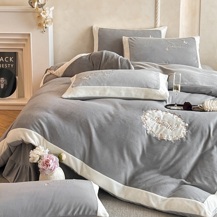 91家纺网 家纺一手货源 找家纺 （总）子曰 2025新款高克重牛奶绒轻奢刺绣撞色拼接工艺款四件套-安娜