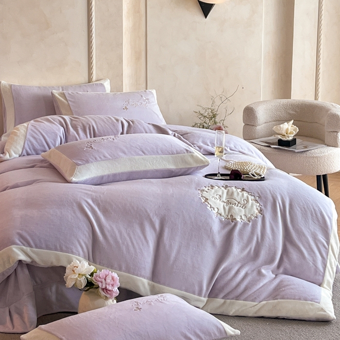 91家纺网 家纺一手货源 找家纺 （总）子曰 2025新款高克重牛奶绒轻奢刺绣撞色拼接工艺款四件套-安娜