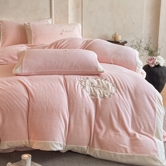 91家纺网 家纺一手货源 找家纺 （总）子曰 2025新款高克重牛奶绒轻奢刺绣撞色拼接工艺款四件套-安娜