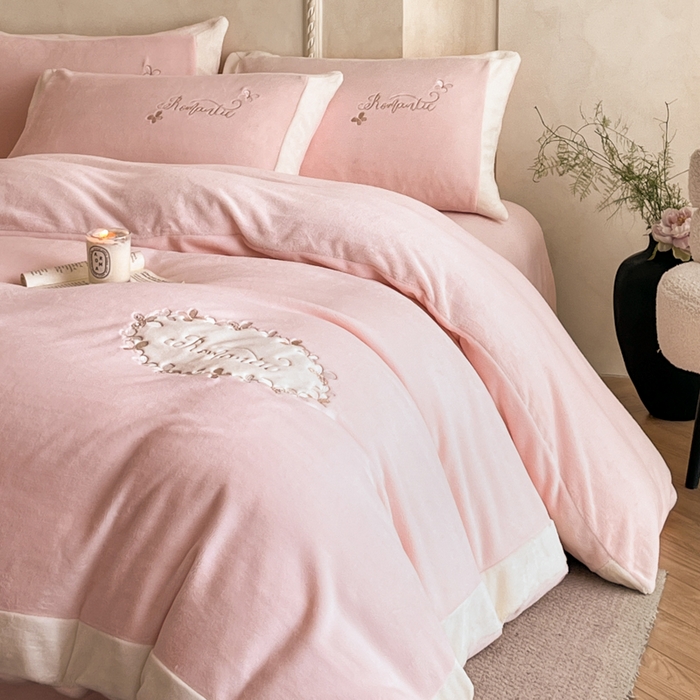 91家纺网 家纺一手货源 找家纺 （总）子曰 2025新款高克重牛奶绒轻奢刺绣撞色拼接工艺款四件套-安娜