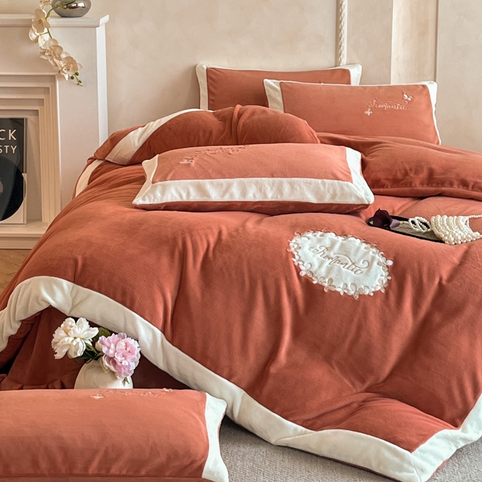 91家纺网 家纺一手货源 找家纺 （总）子曰 2025新款高克重牛奶绒轻奢刺绣撞色拼接工艺款四件套-安娜