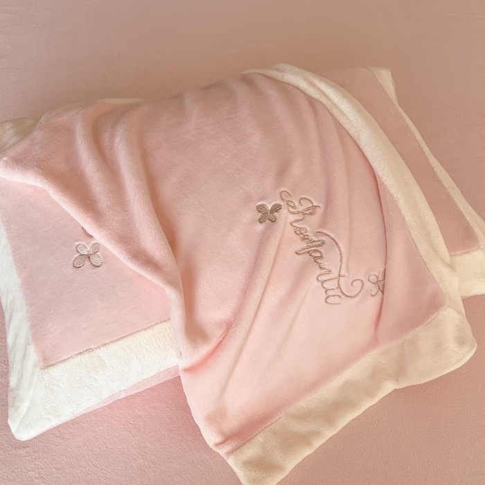 91家纺网 家纺一手货源 找家纺 （总）子曰 2025新款高克重牛奶绒轻奢刺绣撞色拼接工艺款四件套-安娜