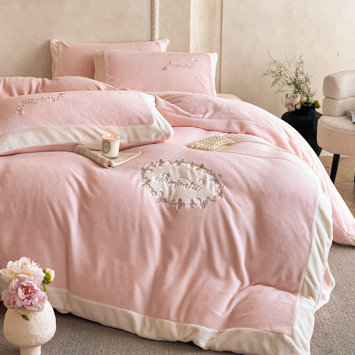 91家纺网 家纺一手货源 找家纺 （总）子曰 2025新款高克重牛奶绒轻奢刺绣撞色拼接工艺款四件套-安娜