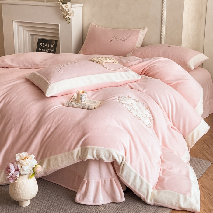 91家纺网 家纺一手货源 找家纺 （总）子曰 2025新款高克重牛奶绒轻奢刺绣撞色拼接工艺款四件套-安娜